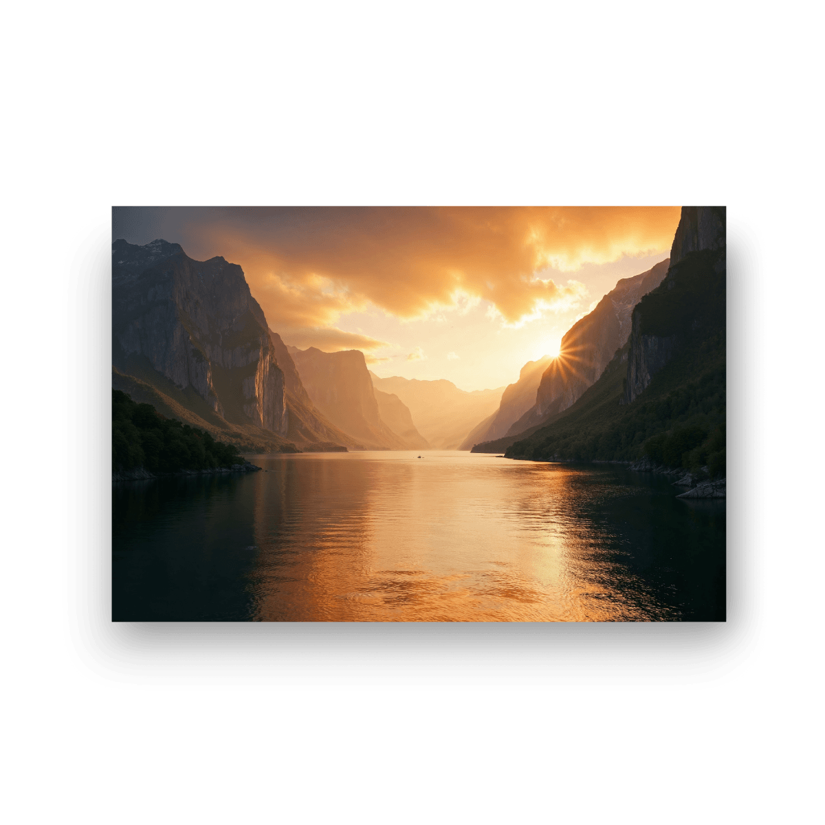 fjord i gyllent lys på lerret