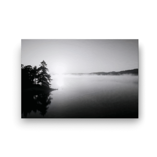 tåkete innsjø i soloppgang på lerret