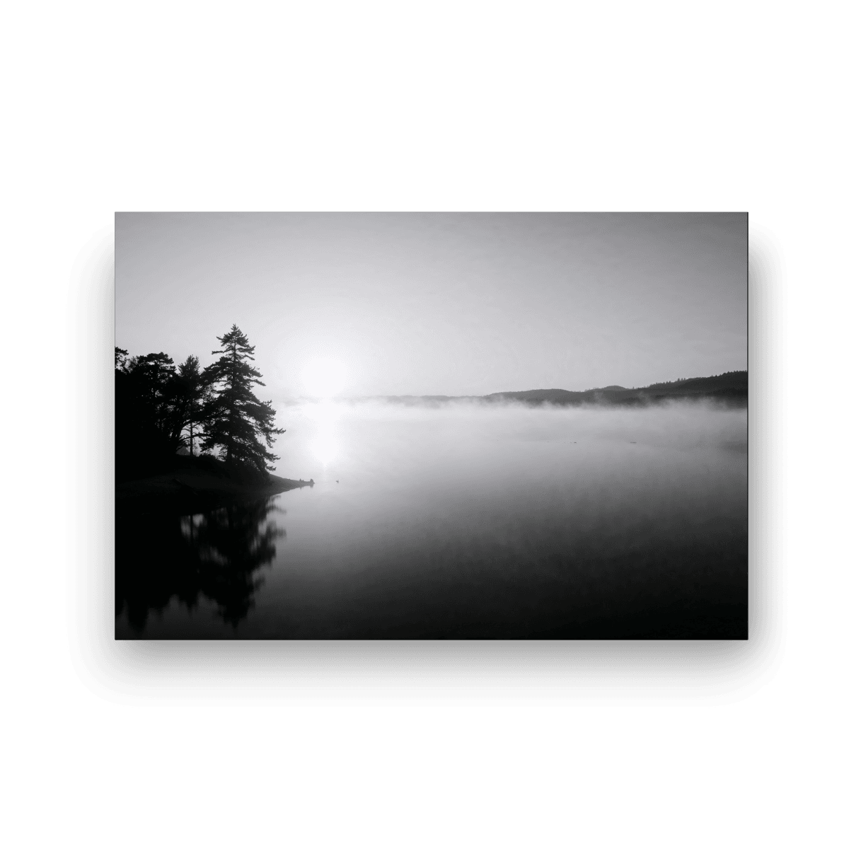 tåkete innsjø i soloppgang på lerret