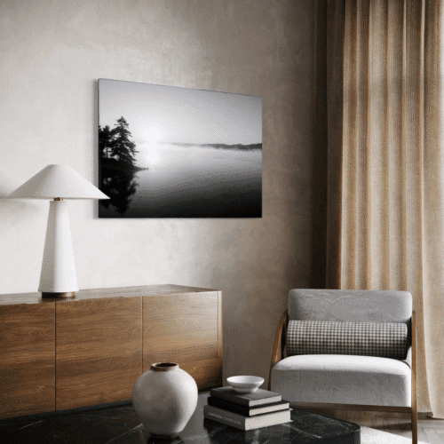 tåkete innsjø i soloppgang på lerret