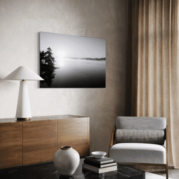 tåkete innsjø i soloppgang på lerret